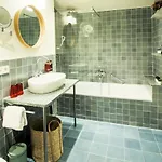 Antoine Serviced By Mirabeau Apartmán