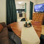 Antoine Serviced By Mirabeau Apartmán
